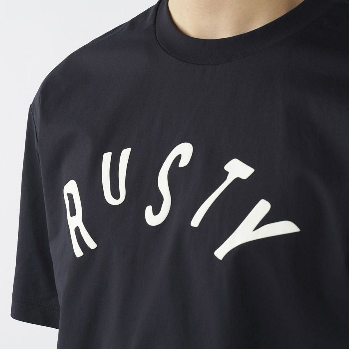 ラスティRUSTYサーフィンサーフウェア半袖TシャツUVカットペアテックス水陸両用RUSTY発泡プリントロゴTシャツ915-460メンズ男性25SP春夏