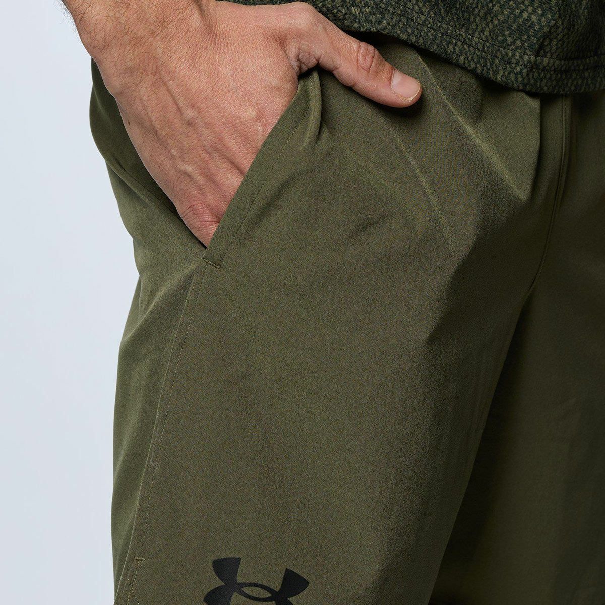 アンダーアーマーUNDERARMOURジムフィットネスヨガウェアボトムスショートハーフパンツ短パンUAウーブン7インチショーツWOVEN7inShort1384809-390メンズ男性25FA秋冬