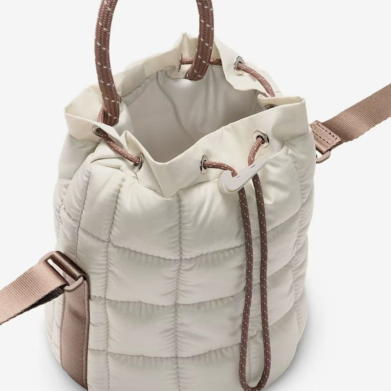 ナイキNIKEアウトドアカジュアル鞄バッグトートバッグNSWPUFFLETINYTOTEHQ6709-072レディース女性25HO秋冬