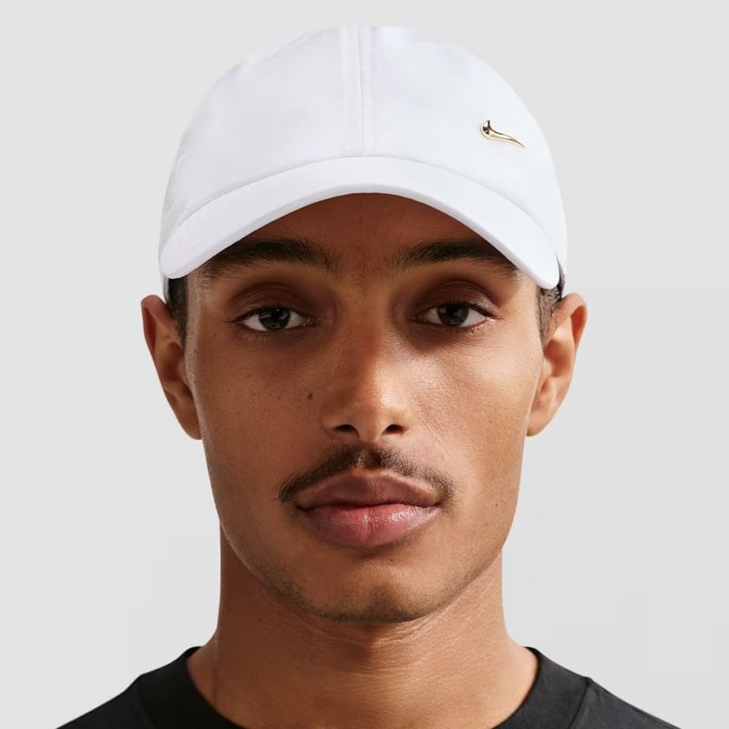 ナイキNIKEアウトドアカジュアル帽子キャップDri-FITクラブアンストラクチャードメタルスウッシュキャップFB5372-101メンズレディースユニセックス26SP春夏